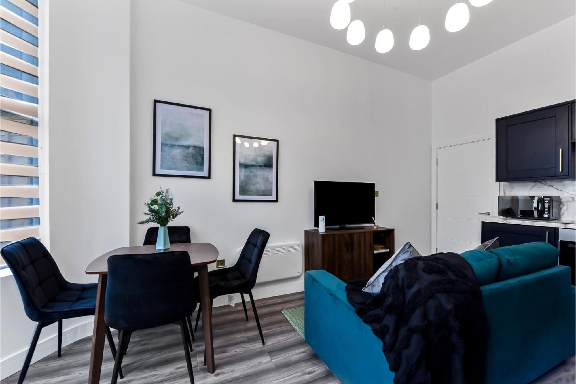 Fabulous One Bedroom Flat With Private Garden Apartment *