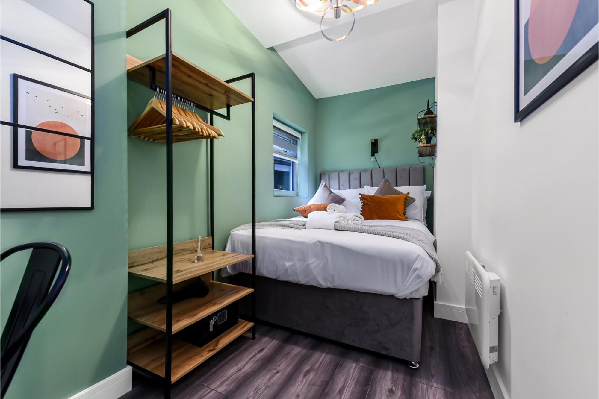 Fabulous One Bedroom Flat With Private Garden * London